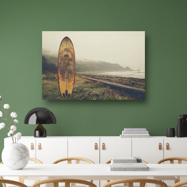 Verweerd Surfboard op Mistig Strand canvas