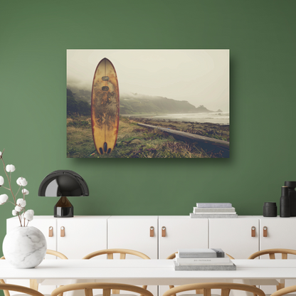 Verweerd Surfboard op Mistig Strand canvas