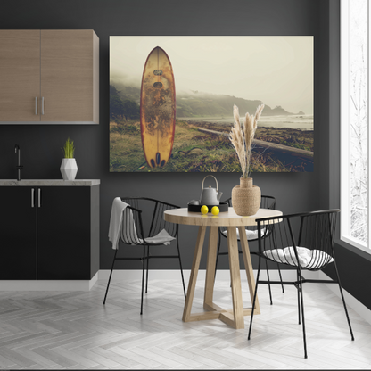 Verweerd Surfboard op Mistig Strand canvas
