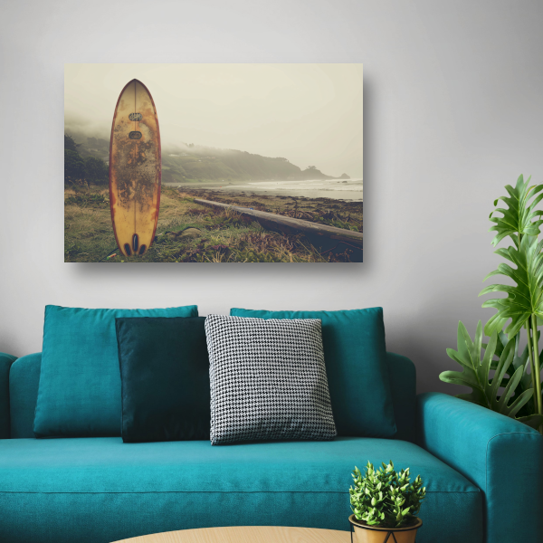 Verweerd Surfboard op Mistig Strand canvas