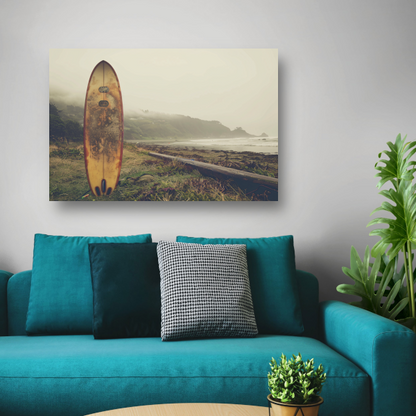 Verweerd Surfboard op Mistig Strand canvas