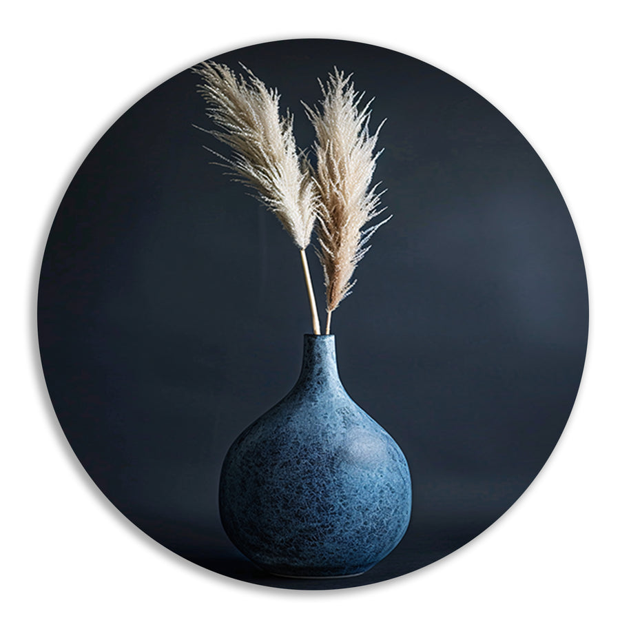 Blauwe vaas met beige pampasgras in minimalistische stijl aluminium muurcirkel