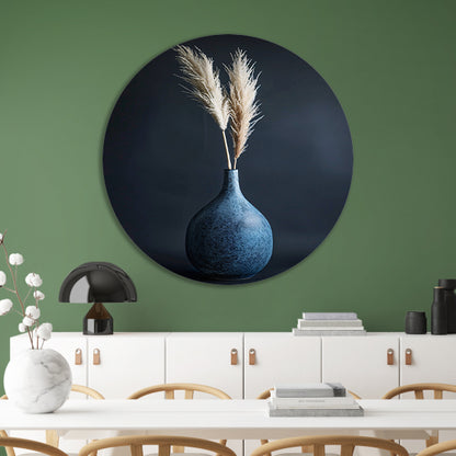 Blauwe vaas met beige pampasgras in minimalistische stijl aluminium muurcirkel