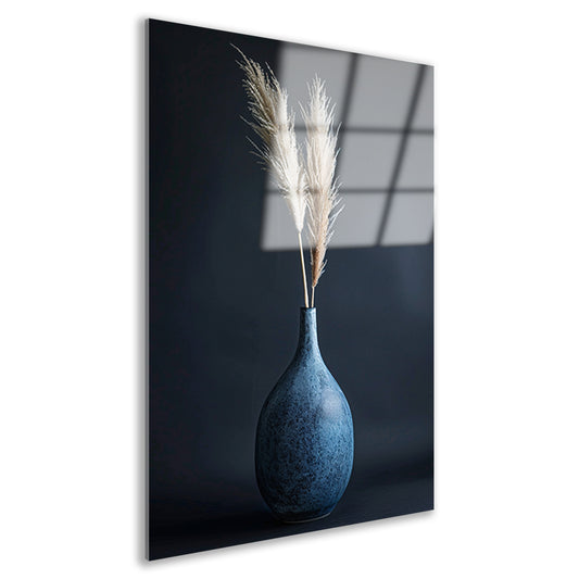 Blauwe vaas met beige pampasgras in minimalistische stijl acrylglas