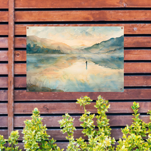 Vissende man in mistig berglandschap   tuinposter