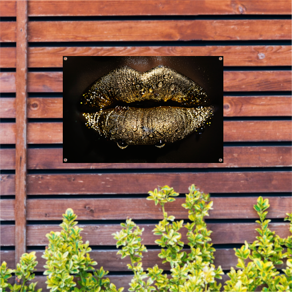 Betoverende gouden glitter lippen met waterdruppels tuinposter