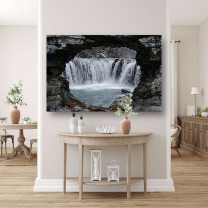 Waterval door natuurlijke rotsopening   canvas
