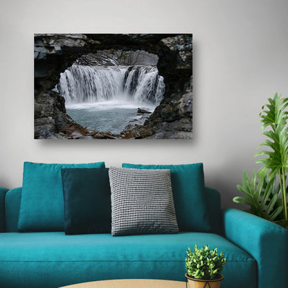 Waterval door natuurlijke rotsopening   canvas
