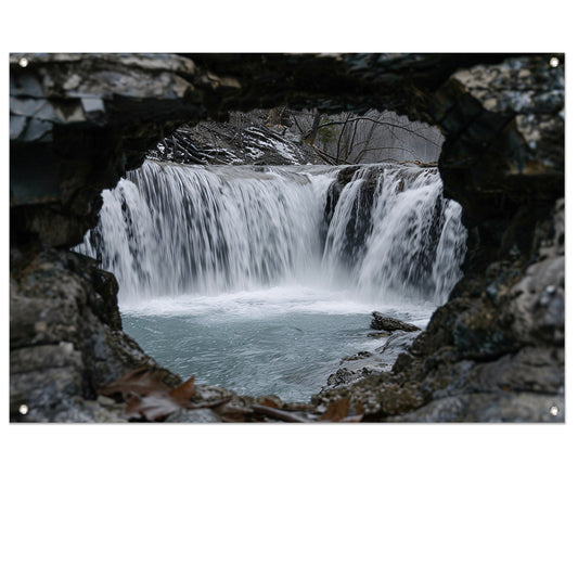 Waterval door natuurlijke rotsopening   tuinposter