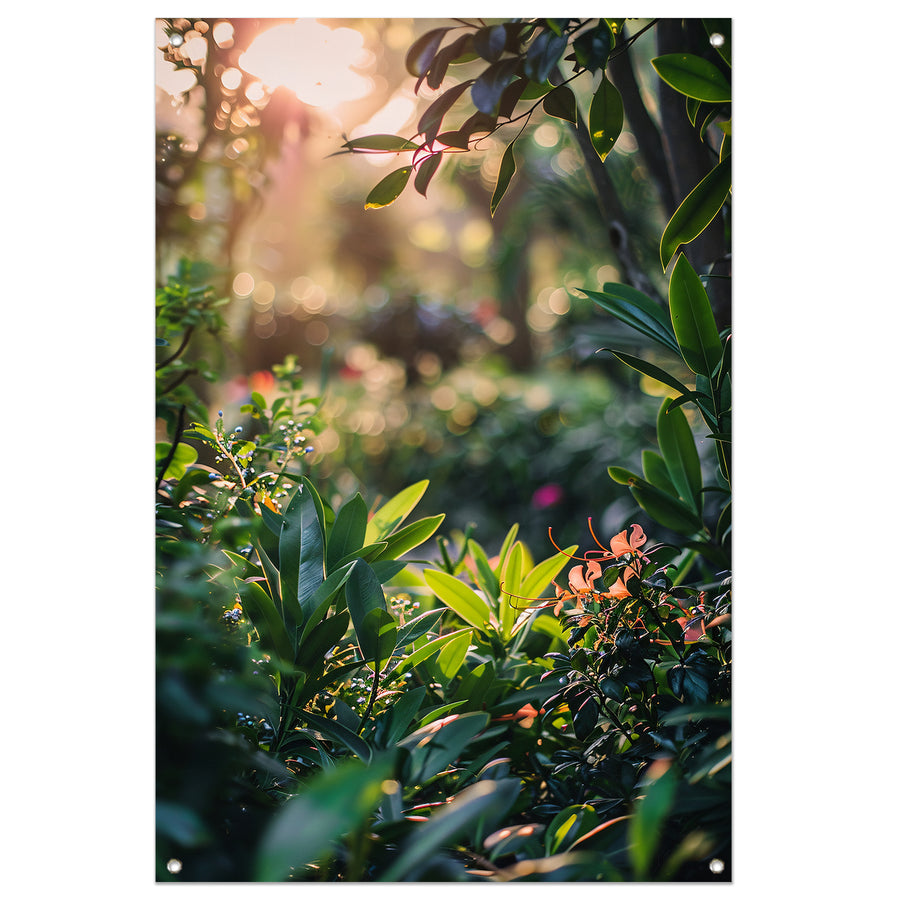 Zonnestralen door groene planten tuinposter