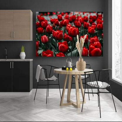 Heldere rode tulpen met groene bladerenposter