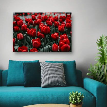 Heldere rode tulpen met groene bladerenposter
