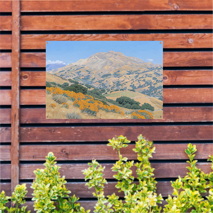 Heuvelachtig landschap met bloemen en berg tuinposter