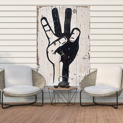 Zwart-witte hand op verweerd hout tuinposter