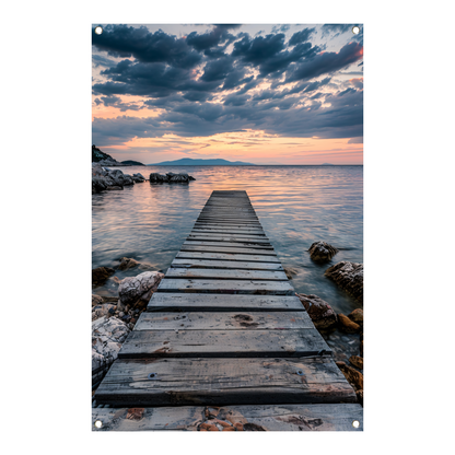 Houten steiger leidt naar rustig zee bij zonsondergang tuinposter