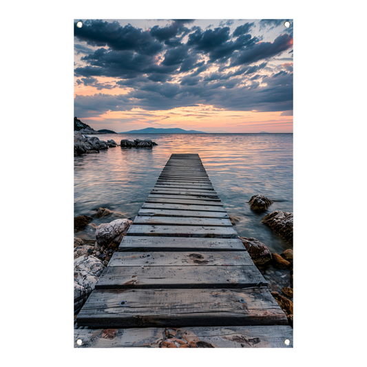 Houten steiger leidt naar rustig zee bij zonsondergang tuinposter