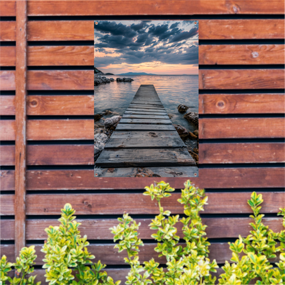 Houten steiger leidt naar rustig zee bij zonsondergang tuinposter