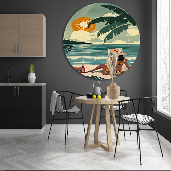 Vrouw genietend van de zon op het strand   aluminium muurcirkel