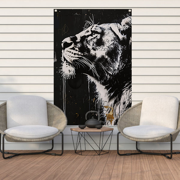 Zwart-wit portret van een trotse leeuw tuinposter