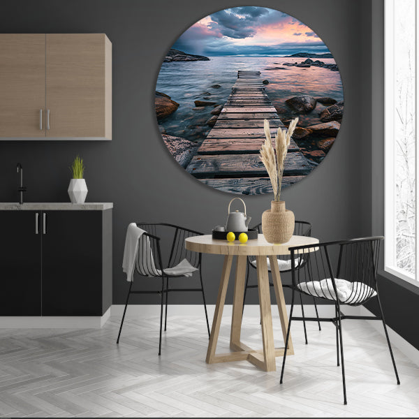 Oude houten steiger leidt naar kalme zee bij zonsondergang aluminium muurcirkel