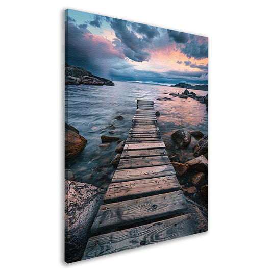 Oude houten steiger leidt naar kalme zee bij zonsondergang canvas