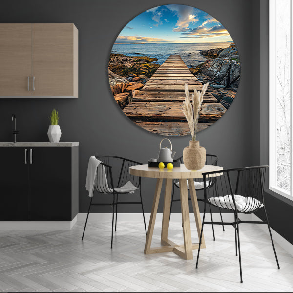 Houten pier bij zonsondergang met dramatische wolken aluminium muurcirkel