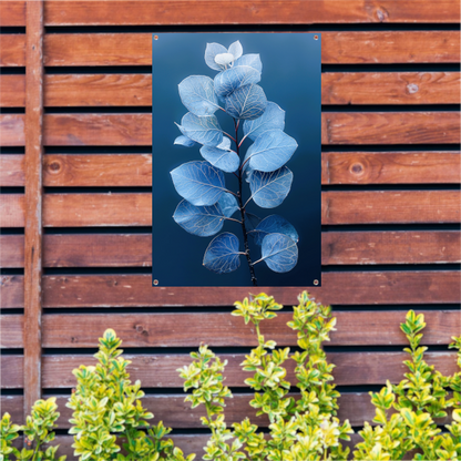 Blauwe eucalyptusbladeren tegen een zwarte achtergrond tuinposter