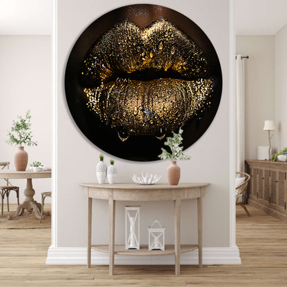 Betoverende gouden glitter lippen met waterdruppels aluminium muurcirkel