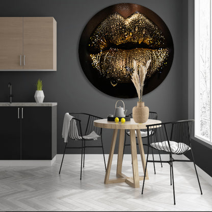 Betoverende gouden glitter lippen met waterdruppels aluminium muurcirkel