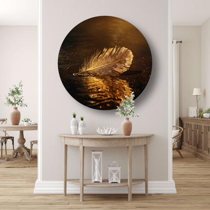 Gouden veer drijvend op mysterieus donker water forex muurcirkel