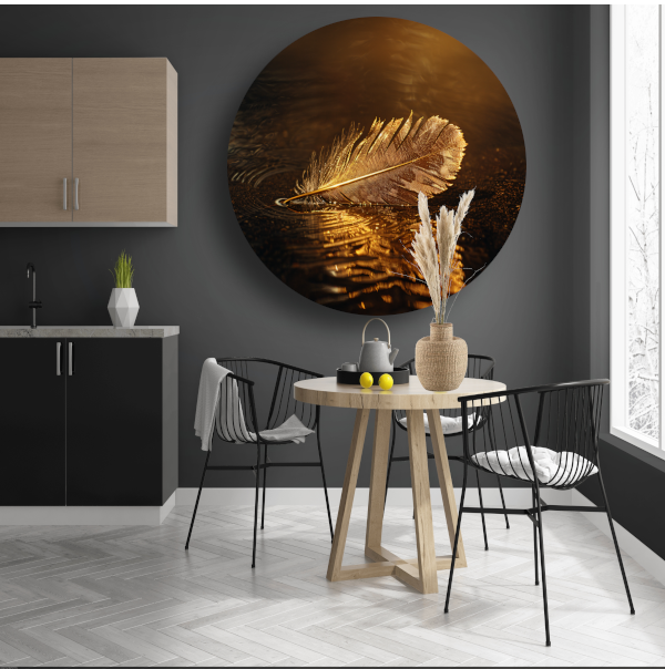 Gouden veer drijvend op mysterieus donker water forex muurcirkel