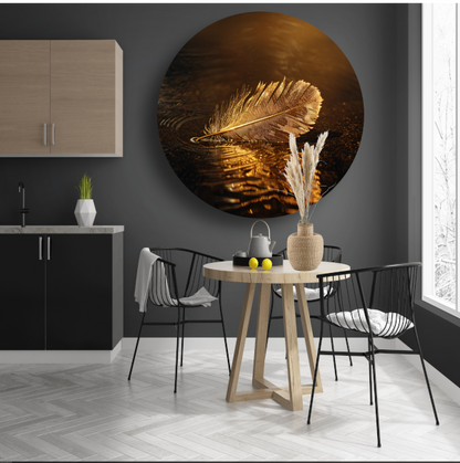 Gouden veer drijvend op mysterieus donker water forex muurcirkel