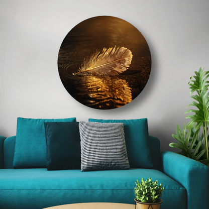 Gouden veer drijvend op mysterieus donker water aluminium muurcirkel