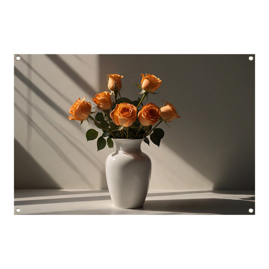 Elegante oranje rozen in witte vaas tuinposter