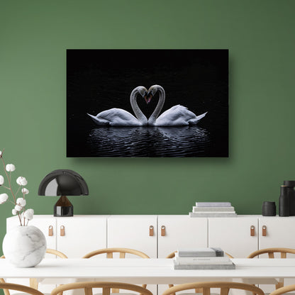Twee zwanen die hart vormen op water poster