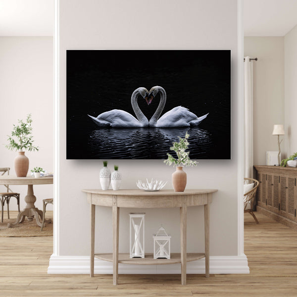 Twee zwanen die hart vormen op water poster