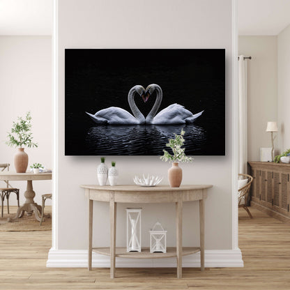 Twee zwanen die hart vormen op water poster
