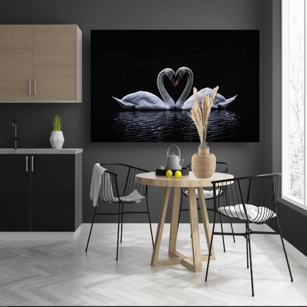 Twee zwanen die hart vormen op water poster