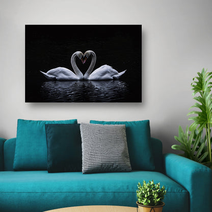 Twee zwanen die hart vormen op water poster