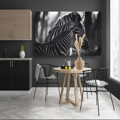 Intiem moment tussen zebra moeder en jong poster