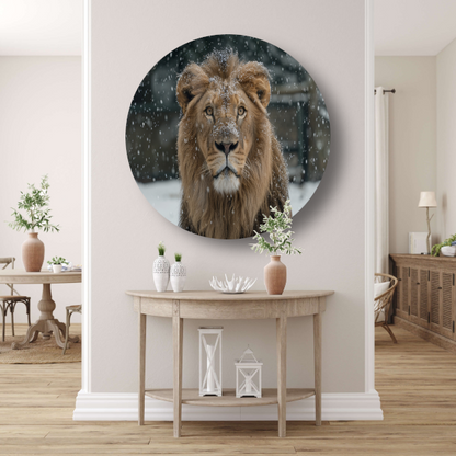 Majestueuze Leeuw in Sneeuwbedekte Wildernis aluminium muurcirkel