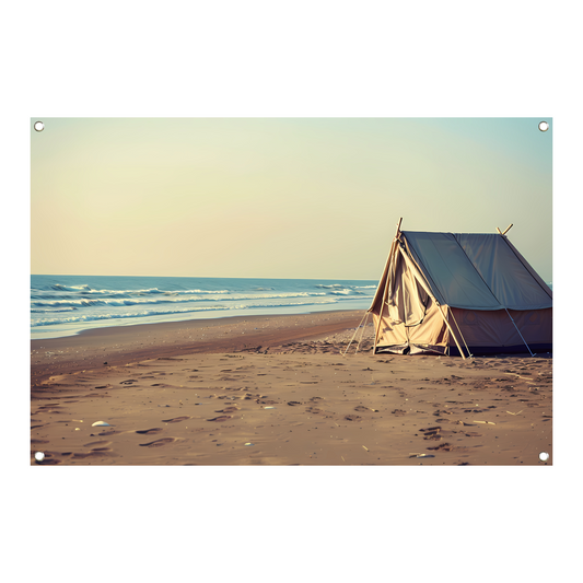 Strandtent op verlaten strand tuinposter