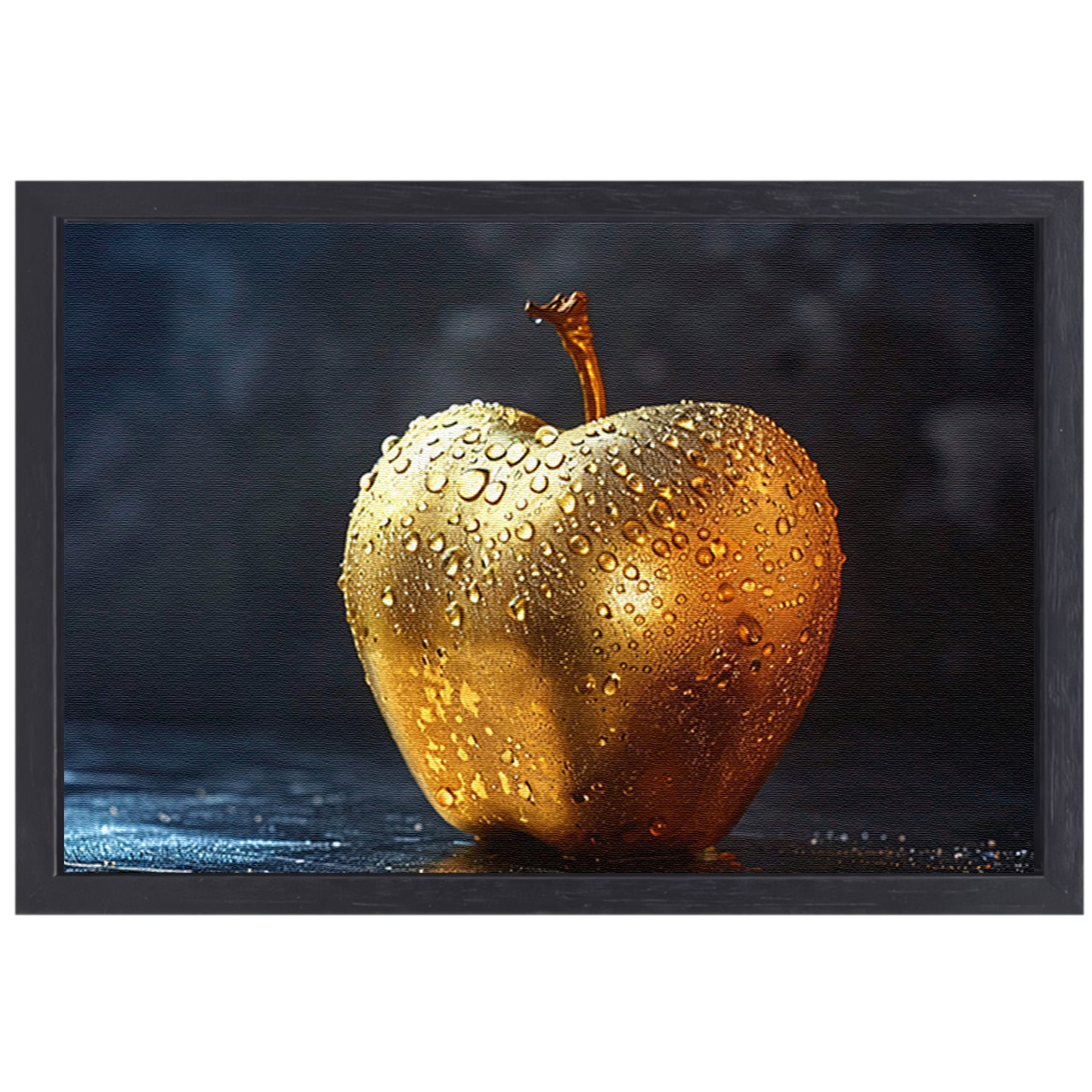 Gouden appel met glinsterende waterdruppels op donkere achtergrond canvas met baklijst