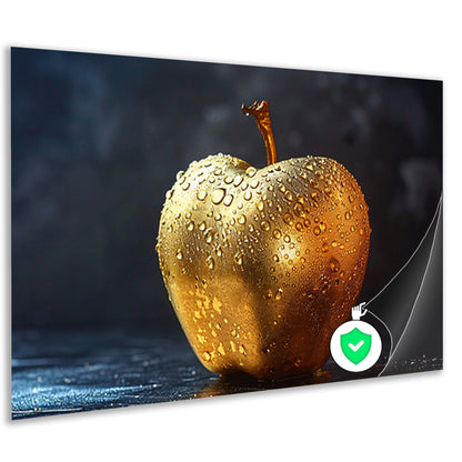 Gouden appel met glinsterende waterdruppels op donkere achtergrond poster
