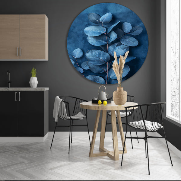 Minimalistische weergave van blauwe bladeren op een donkere achtergrond aluminium muurcirkel