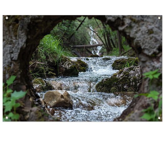 Rivier door een natuurlijk venster tuinposter