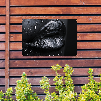 Zwart-witte lippen met glinsterende waterdruppels tuinposter
