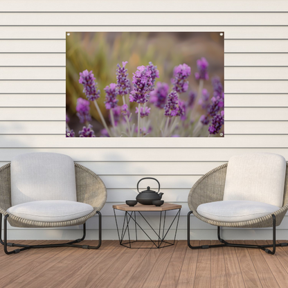 Levendige paarse lavendelbloemen in natuurlijke omgeving tuinposter