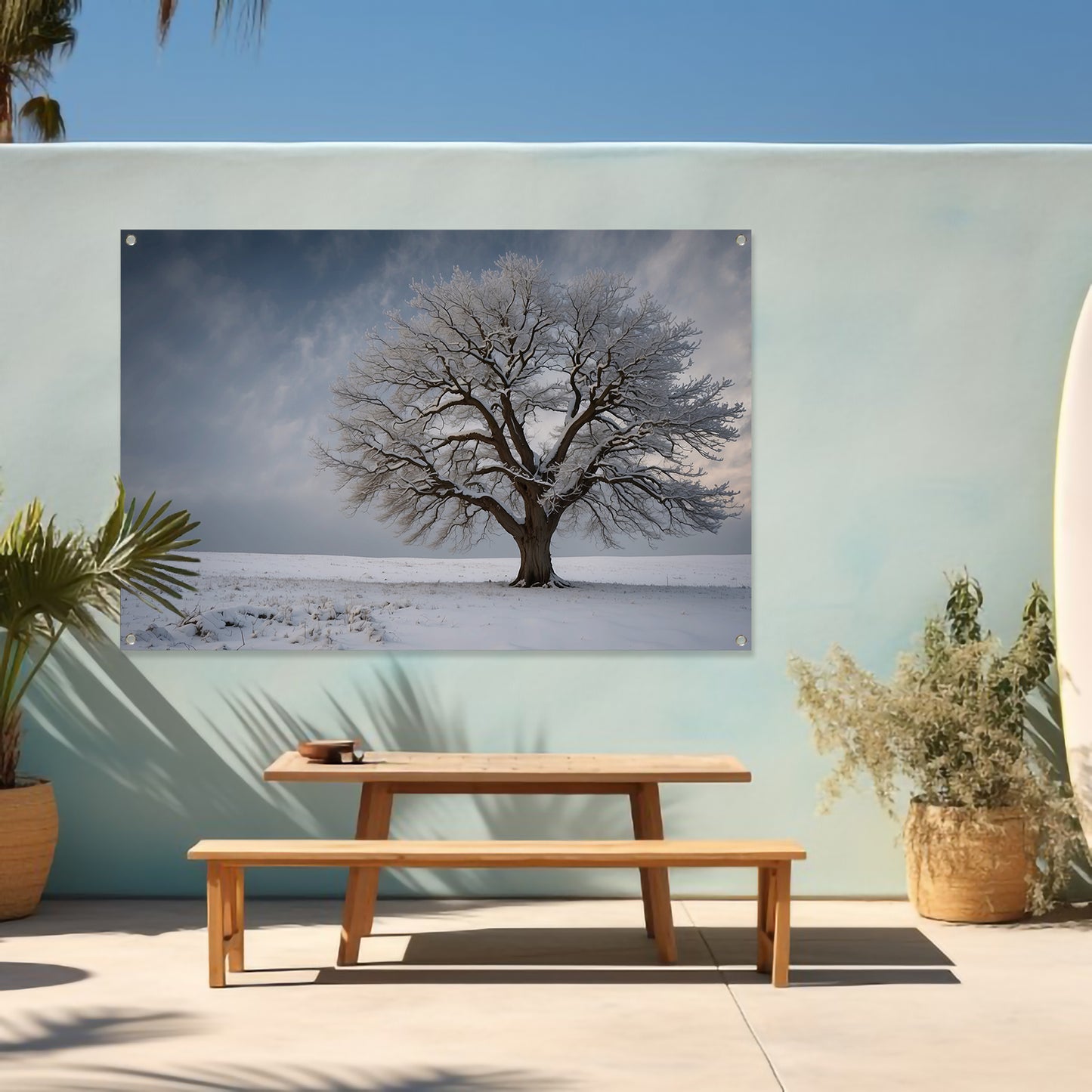 Een eenzame boom in de sneeuw tuinposter
