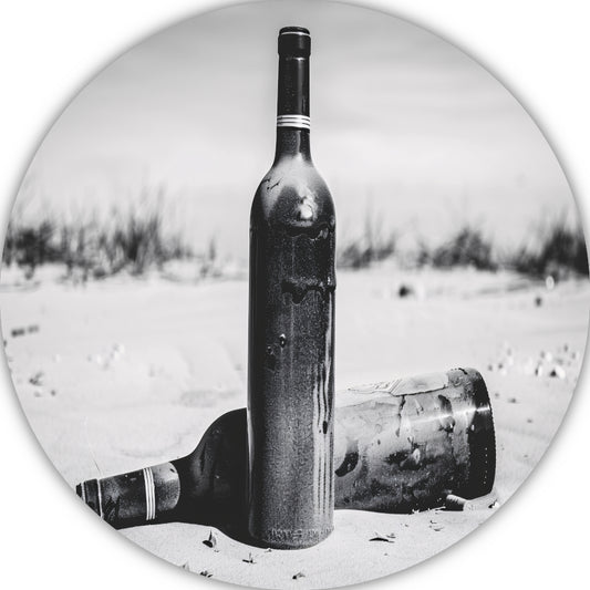Lege flessen op het strand forex muurcirkel